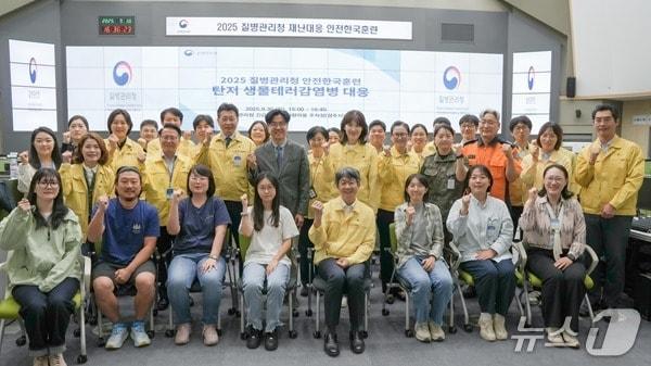 본문 이미지 - 지난해 9월 열린 '2025 질병관리청 안전한국훈련'에서 임승관 질병관리청장이 국민소통단과 기념 촬영을 하고 있는 모습. (질병청 제공)