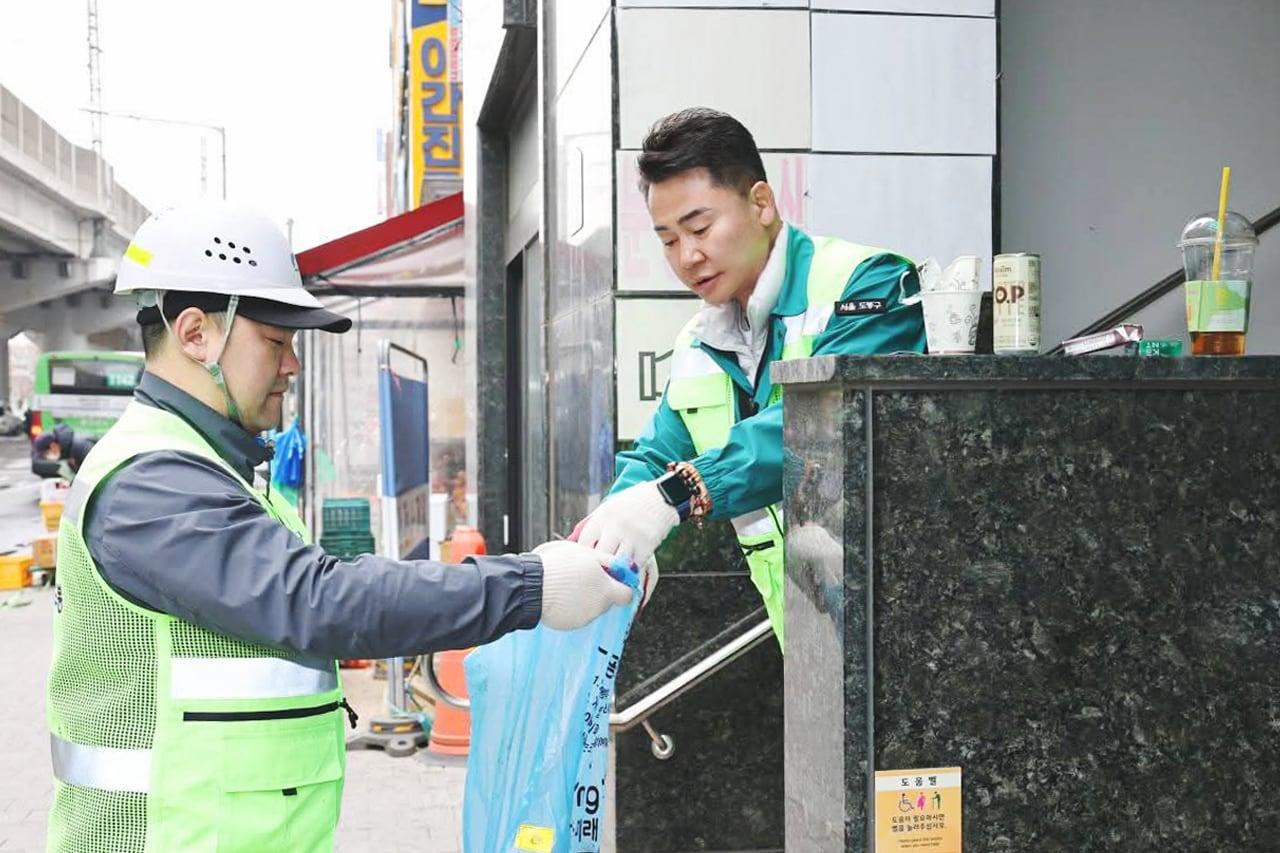 본문 이미지 - 오언석 도봉구청장이 직원들과 함께 버려진 쓰레기를 수거하고 있다.(도봉구 제공)