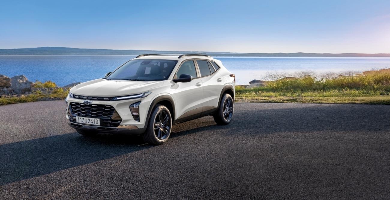 본문 이미지 - 쉐보레 소형 SUV '트랙스 크로스오버' 2026년형 모습(자료사진. GM 한국사업장 제공).