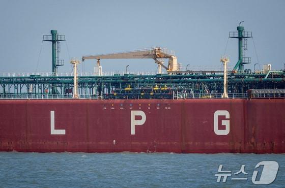 본문 이미지 - 액화석유가스(LPG) 운반선이 항해하고 있다. ⓒ 로이터=뉴스1