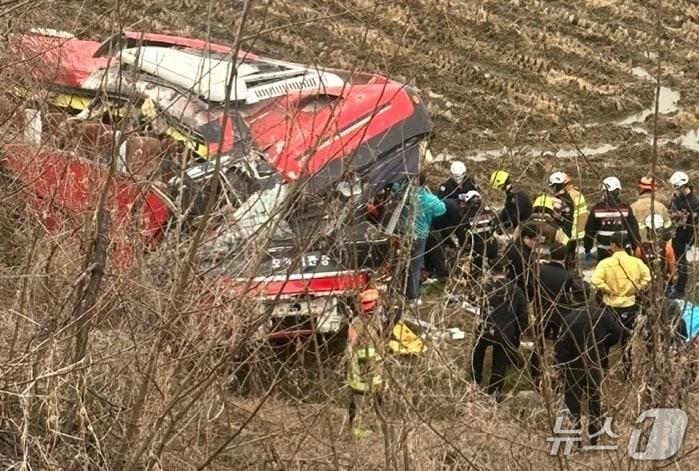 본문 이미지 - 음성 통근버스 사고 현장.(독자제공. 재판매 및 DB금지)
