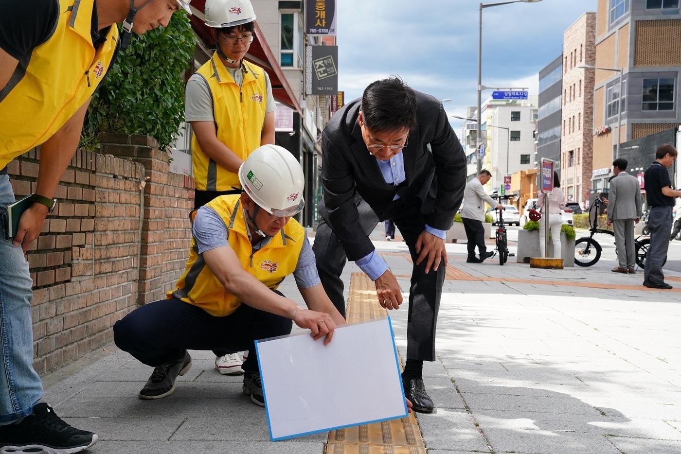 본문 이미지 - 보도 점검 중인 정문헌 종로구청장(종로구 제공)
