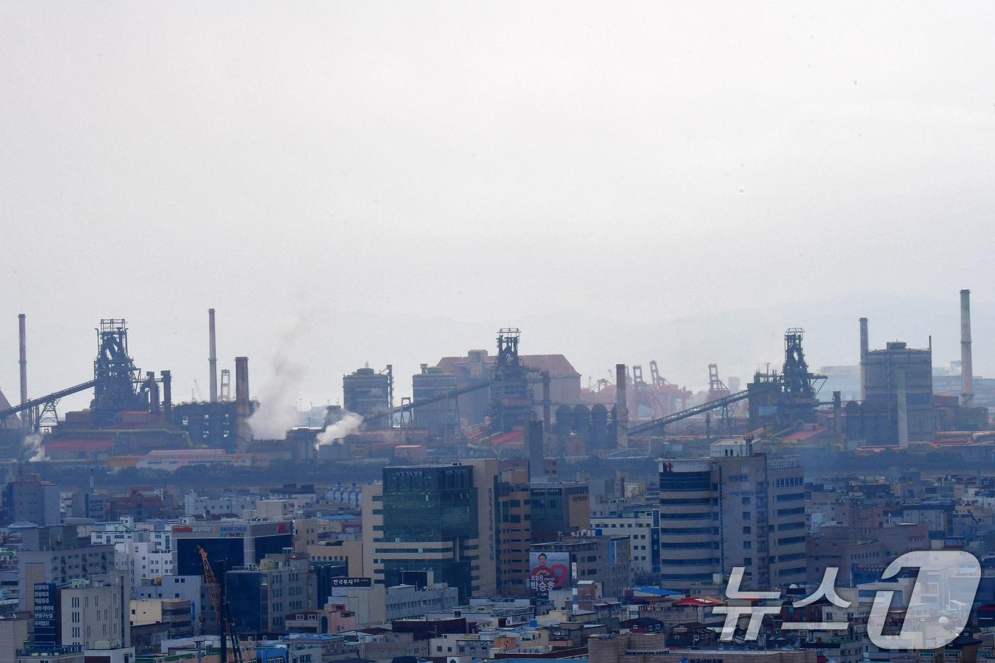 본문 이미지 - 창사 58주년을 맞은 포스코 포항제철소의 용광로에서 쇳물 생산이 한창이다. 2026.4.1 ⓒ 뉴스1 최창호 기자