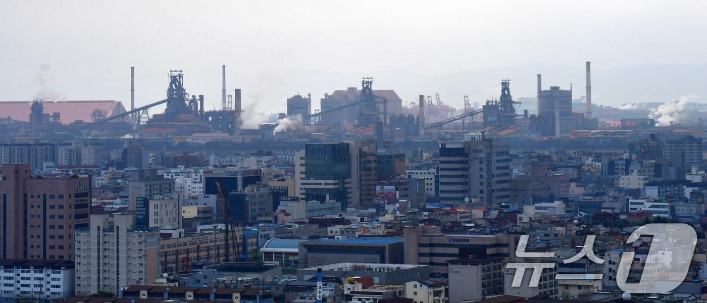 본문 이미지 - 포스코 포항제철소 58주년 창사 기념일인 1일 오전 대한민국 산업 발전의 중추적인 역할을 해 온 용광로에서 쇳물 생산이 한창이다. 2026.4.1 ⓒ 뉴스1 최창호 기자