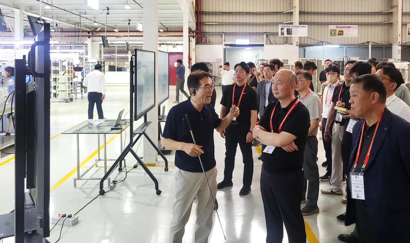 본문 이미지 - 생산성 개선 우수 사례로 꼽힌 LG전자 국내 협력사의 인도 현지 공장을 LG전자와 협력사 임직원들이 함께 둘러보고 있다.