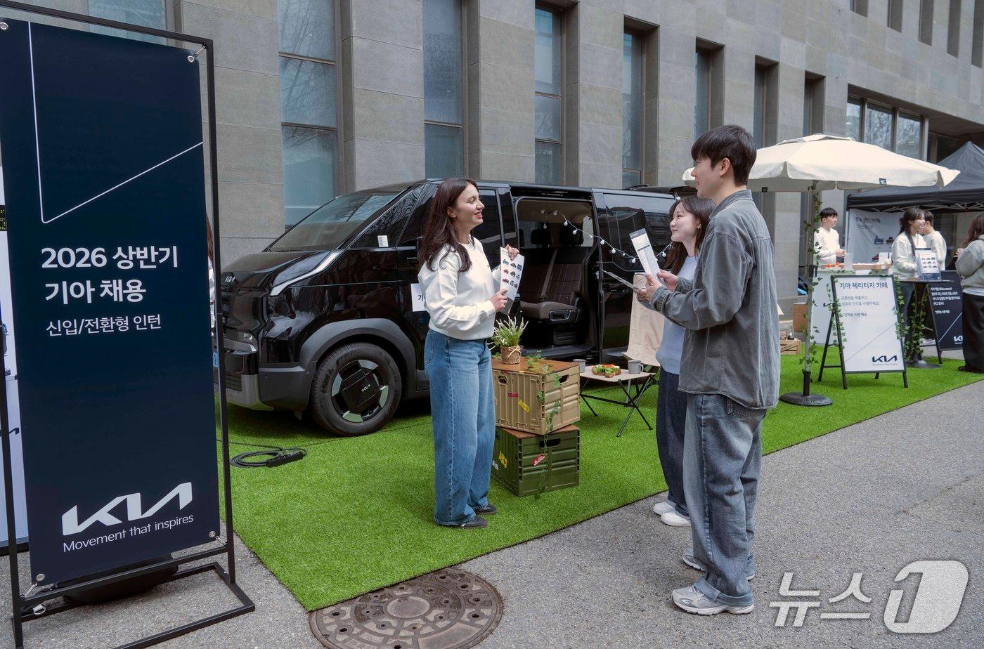 본문 이미지 - 지난달 31일 서강대학교 캠퍼스에서 열린 '기아 헤리티지 팝업 스토어'에서 대학생들이 관계자의 설명을 듣는 모습(기아 제공). 2026.3.31.