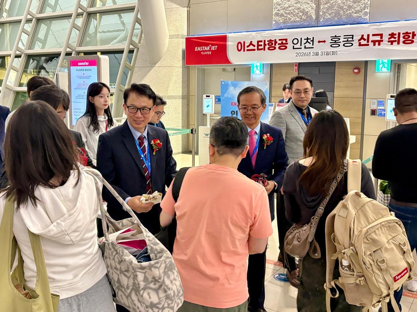 본문 이미지 - 조중석 이스타항공 대표를 비롯한 임직원들이 31일 인천국제공항에서 인천발 홍콩행 첫 편 승객들에게 기념 선물을 나눠주고 있다. (이스타항공 제공)