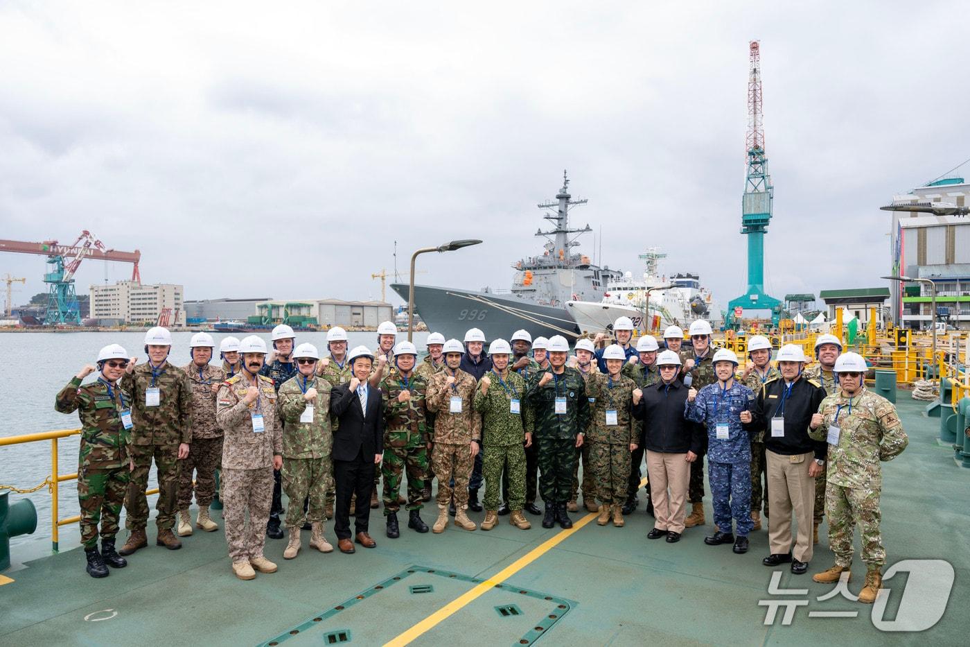 본문 이미지 - 25개국에서 온 30명의 주한 무관단 일행이 3월 31일(화) HD현대중공업을 방문해 최고 수준의 함정 건조 역량을 확인했다.(HD현대 제공)