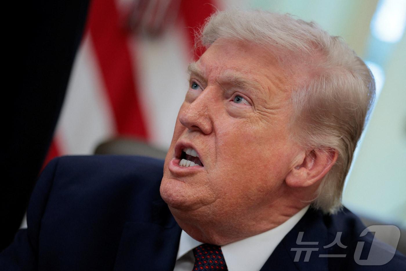 본문 이미지 - 도널드 트럼프 미국 대통령이 31일(현지시간) 워싱턴DC 백악관 오벌오피스에서 우편 투표의 유권자 자격 확인을 강화하는 조치의 행정명령에 서명하며 발언하고 있다. ⓒ 로이터=뉴스1