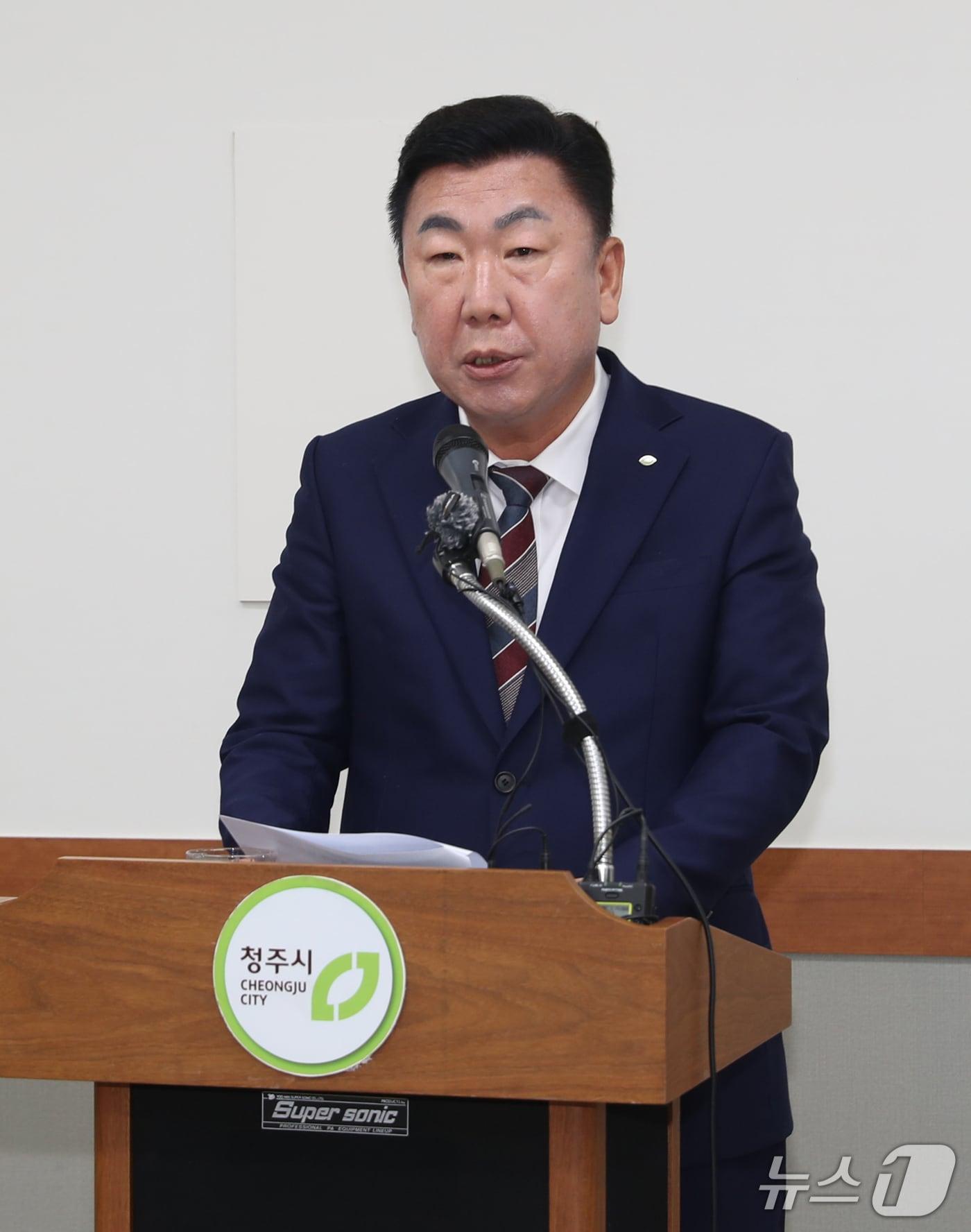 본문 이미지 - 국민의힘 공관위의 컷오프 결정에 입장 밝히는 이범석 청주시장.