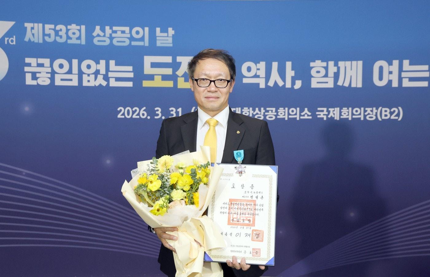 본문 이미지 - 전청훈 오뚜기 뉴질랜드 대표이사가 대통령 표창을 받은 뒤 기념사진을 찍고 있다.(오뚜기 제공)