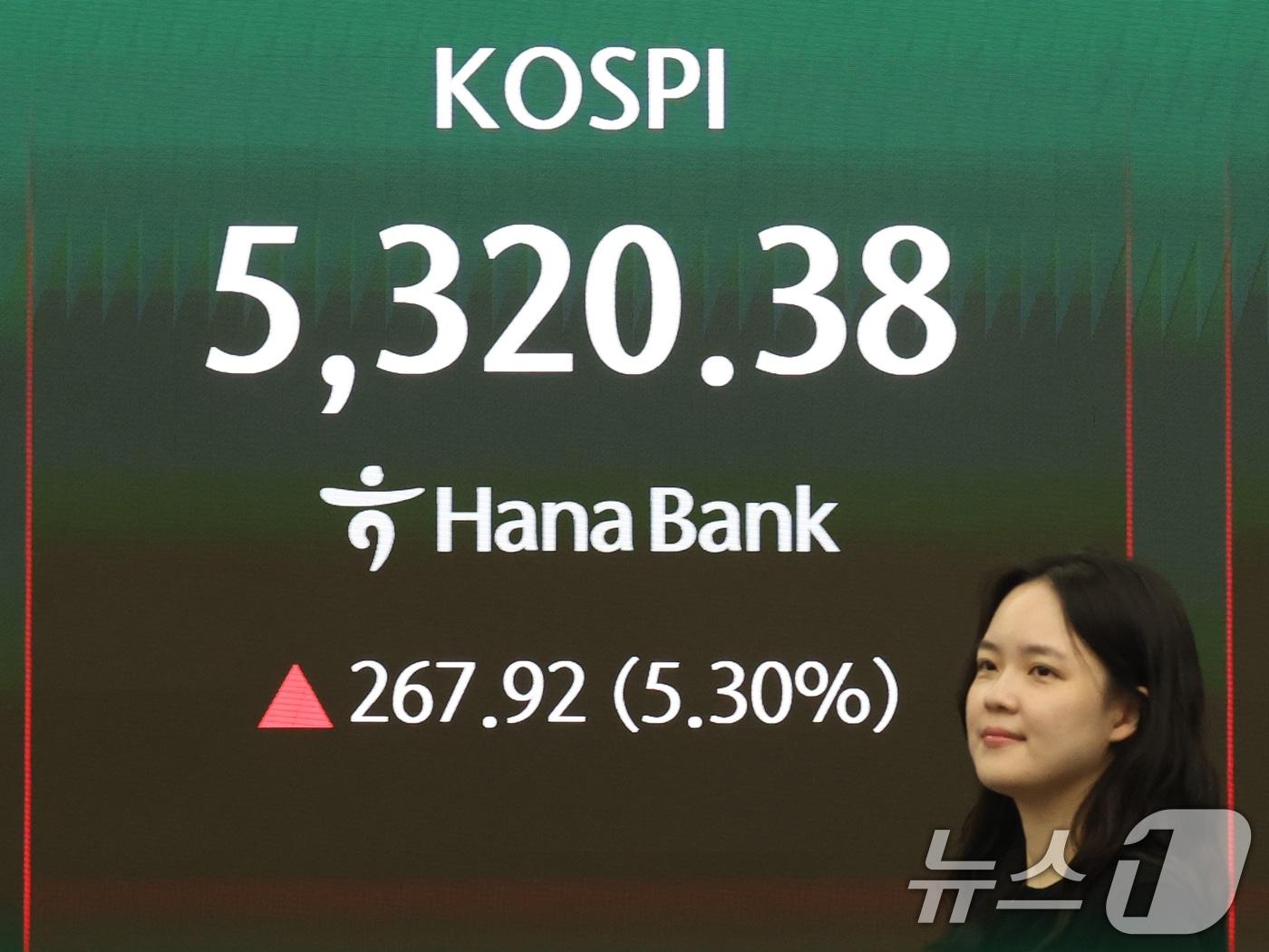 본문 이미지 - 코스피 지수가 5% 넘게 오르며 장 초반 매수 사이드카가 발동된 1일 오전 서울 중구 하나은행 딜링룸 전광판에 코스피 시황이 표시되고 있다. 이날 코스피는 전 거래일 대비 277.58%(5.49%) 상승한 5330.04로 출발했다. 2026.4.1 ⓒ 뉴스1 황기선 기자