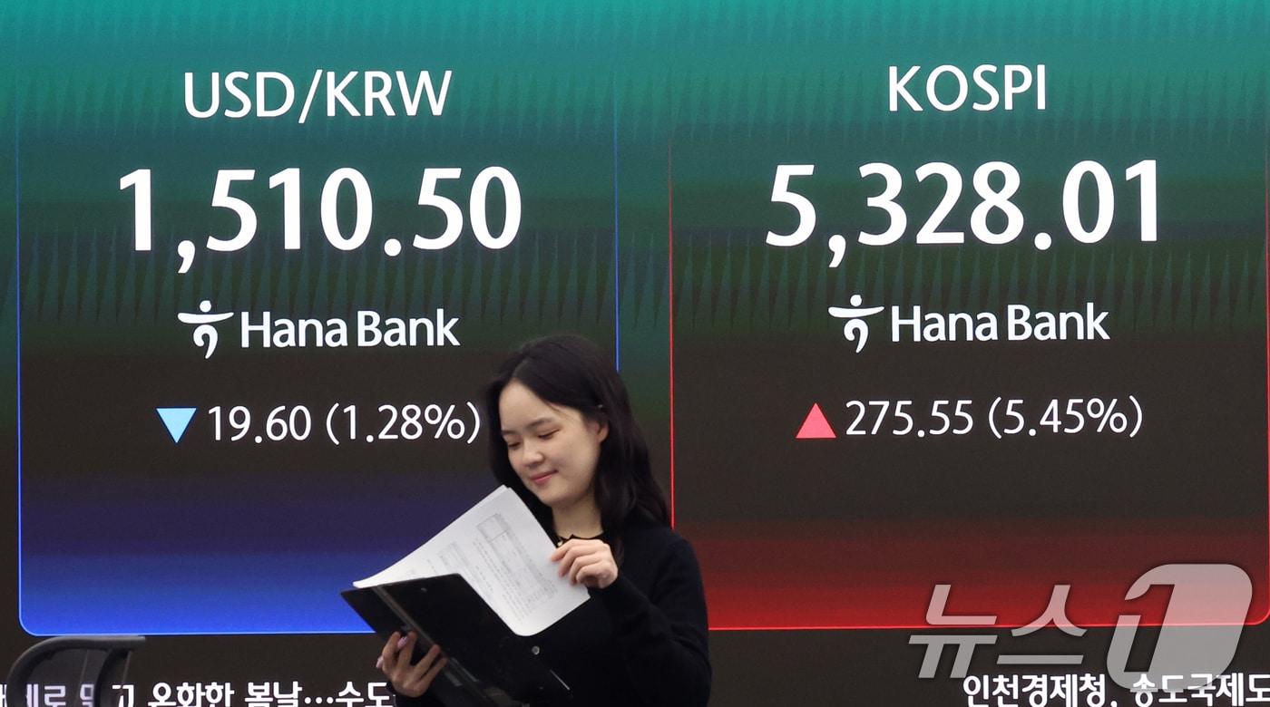 본문 이미지 -  1일 오전 서울 중구 하나은행 딜링룸 전광판에 시황이 표시되고 있다. 2026.4.1 ⓒ 뉴스1 황기선 기자