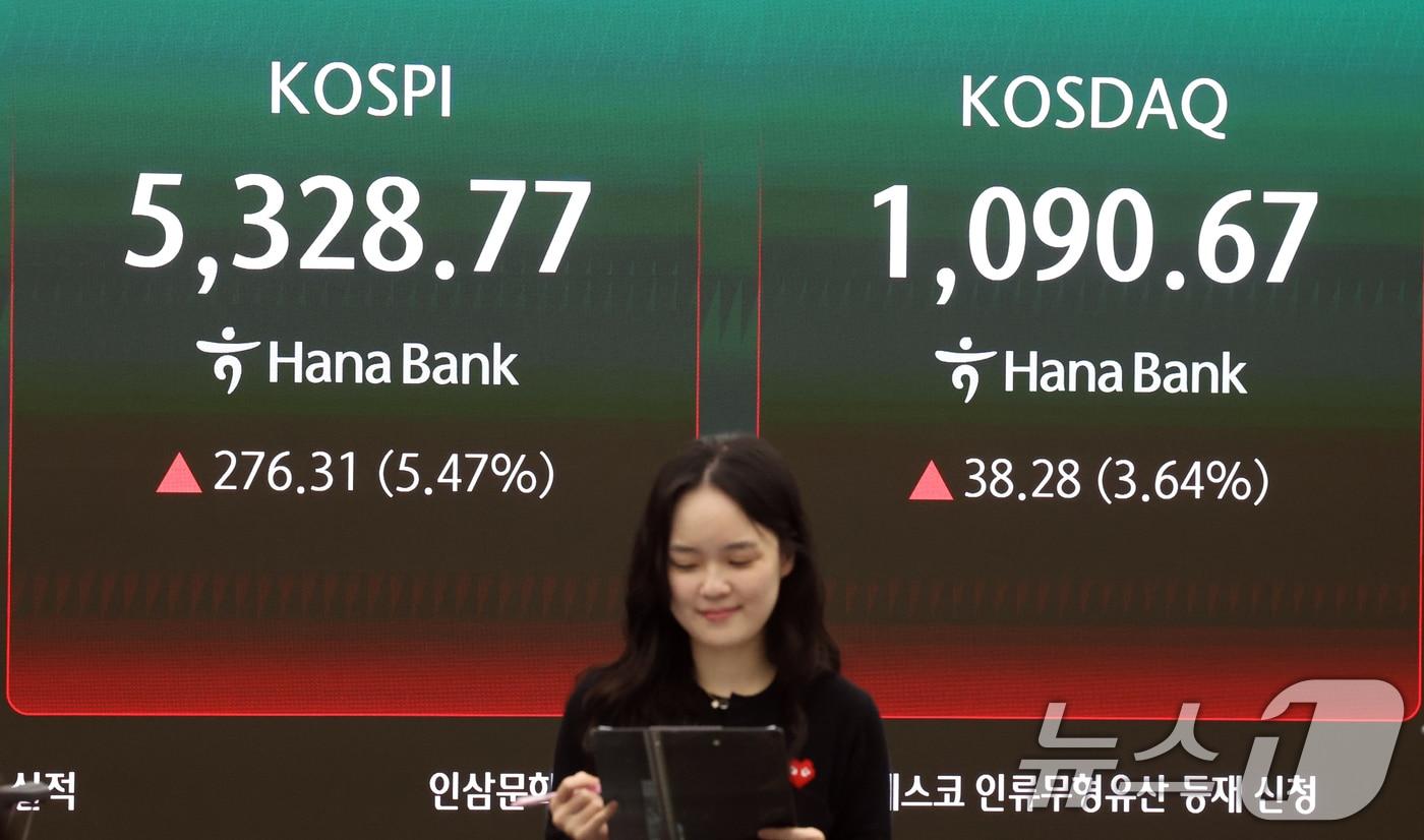 본문 이미지 - 코스피 지수가 5% 넘게 오르며 장 초반 매수 사이드카가 발동된 1일 오전 서울 중구 하나은행 딜링룸 전광판에 코스피 시황이 표시되고 있다. 이날 코스피는 전 거래일 대비 277.58%(5.49%) 상승한 5330.04로 출발했다. 2026.4.1 ⓒ 뉴스1 황기선 기자