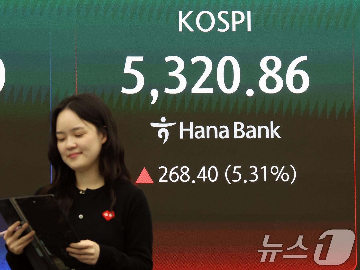 본문 이미지 - 코스피 지수가 5% 넘게 오르며 장 초반 매수 사이드카가 발동된 1일 오전 서울 중구 하나은행 딜링룸 전광판에 코스피 시황이 표시되고 있다. 이날 코스피는 전 거래일 대비 277.58%(5.49%) 상승한 5330.04로 출발했다. 2026.4.1 ⓒ 뉴스1 황기선 기자