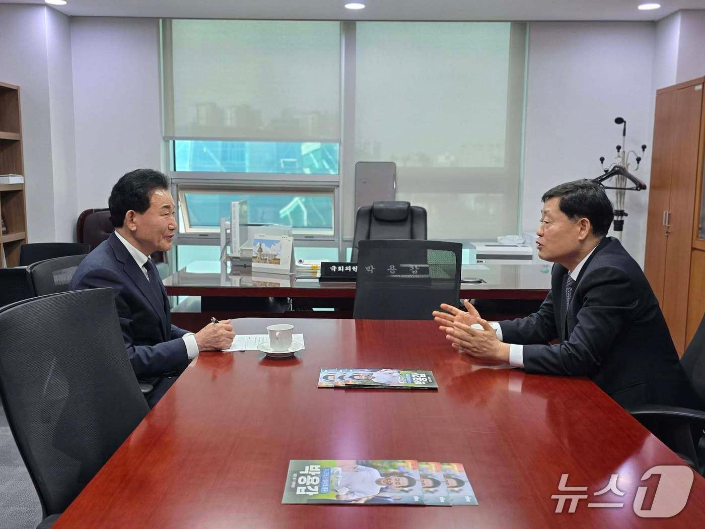 본문 이미지 - 박용갑 의원이 정왕국 SR대표에게 KTX 노선 신설을 요청하고 있다.(의원실 제공. 재판매 및 DB금지)/뉴스1