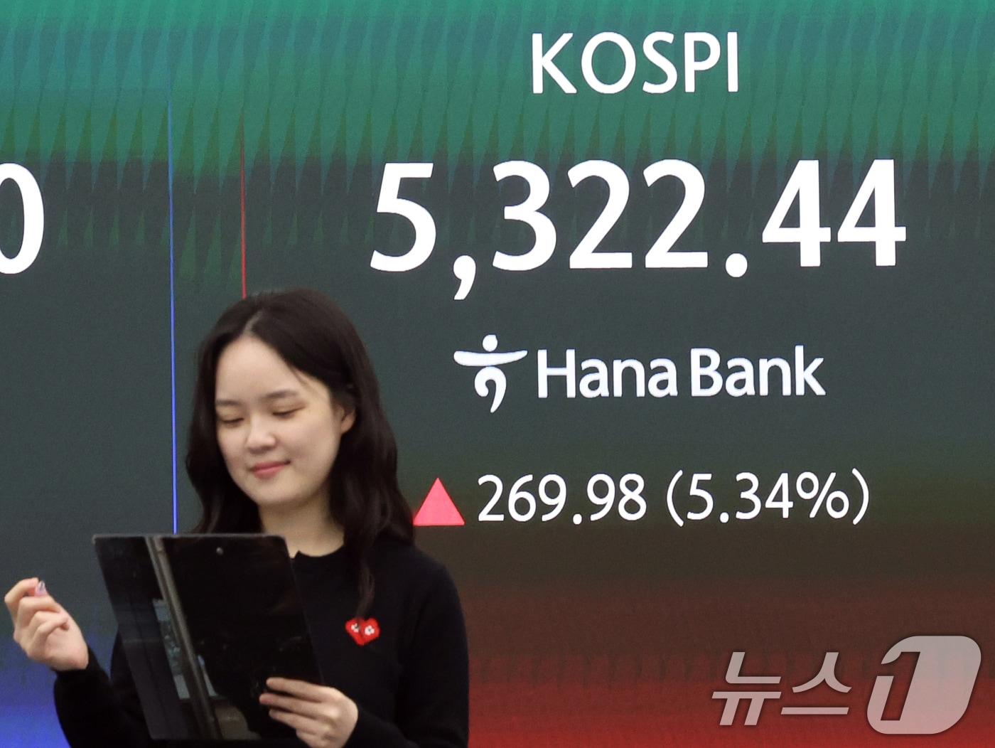 본문 이미지 - 코스피 지수가 5% 넘게 오르며 장 초반 매수 사이드카가 발동된 1일 오전 서울 중구 하나은행 딜링룸 전광판에 코스피 시황이 표시되고 있다. 이날 코스피는 전 거래일 대비 277.58%(5.49%) 상승한 5330.04로 출발했다. 2026.4.1 ⓒ 뉴스1 황기선 기자