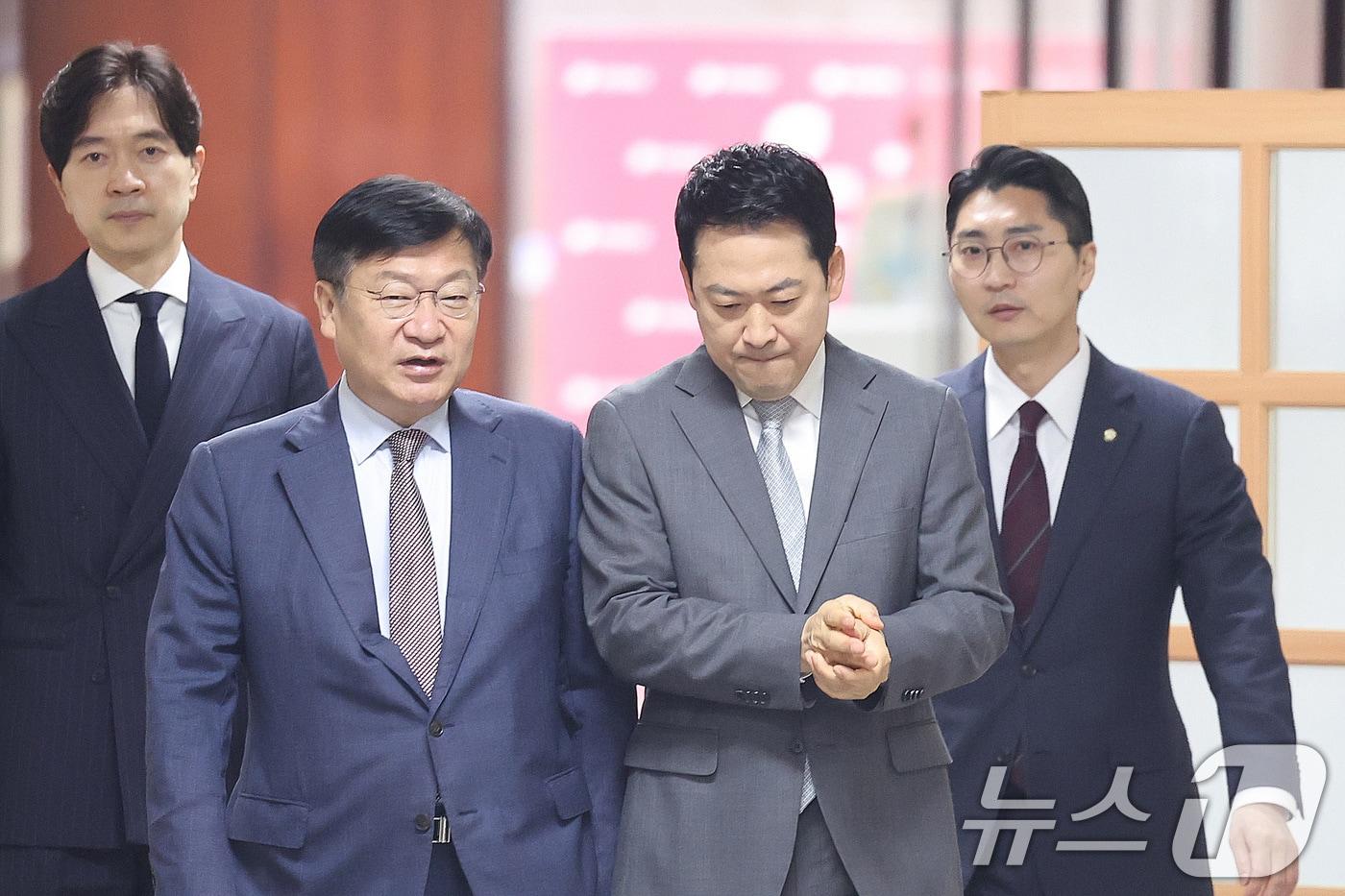 본문 이미지 - 장동혁 국민의힘 대표와 정점식 정책위의장이 1일 서울 여의도 국회에 서열린 국민의힘 정책공모전 '국민의 아이디어, 정책이 됩니다' 시상식에 참석하고 있다. 2026.4.1 ⓒ 뉴스1 신웅수 기자