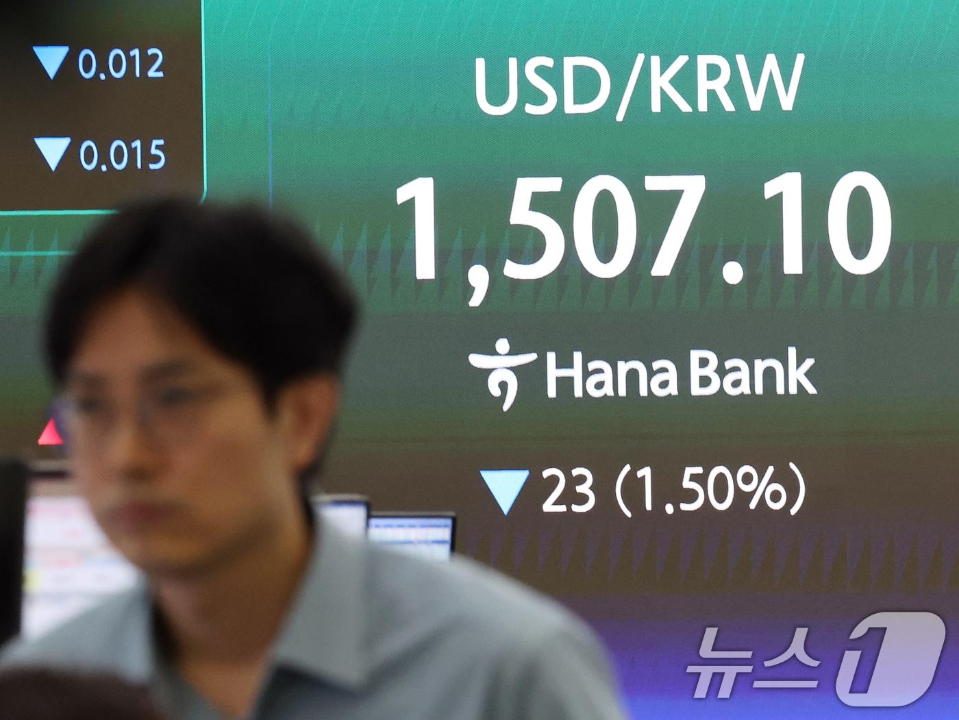 본문 이미지 - 코스피 지수가 5% 넘게 오르며 장 초반 매수 사이드카가 발동된 1일 오전 서울 중구 하나은행 딜링룸 전광판에 원·달러 환율 시황이 표시되고 있다.2026.4.1 ⓒ 뉴스1 황기선 기자