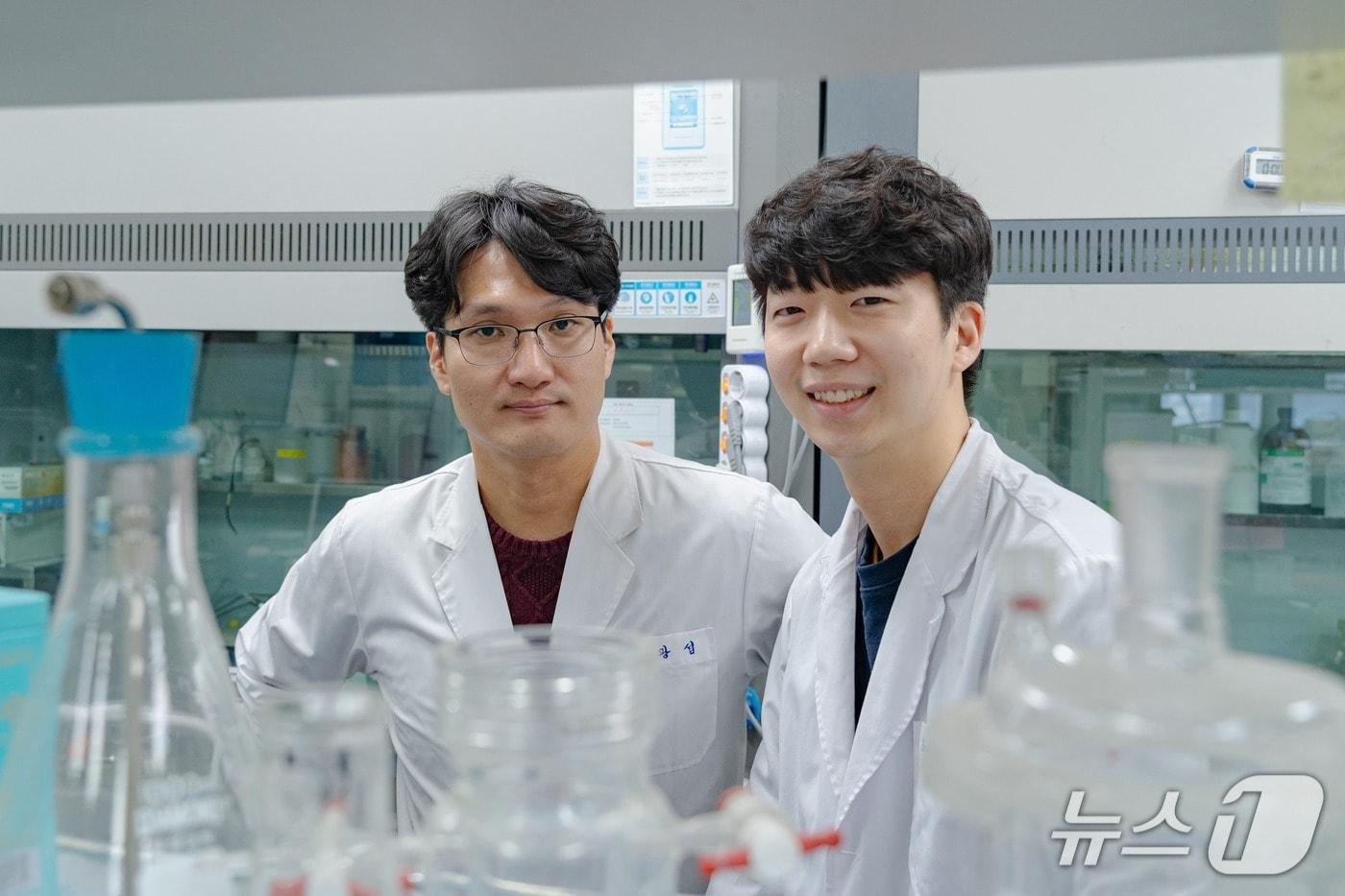 본문 이미지 - 엄광섭 소장과 조진현 박사.(왼쪽부터)(지스트 제공, 재판매 및 DB금지)/뉴스1 