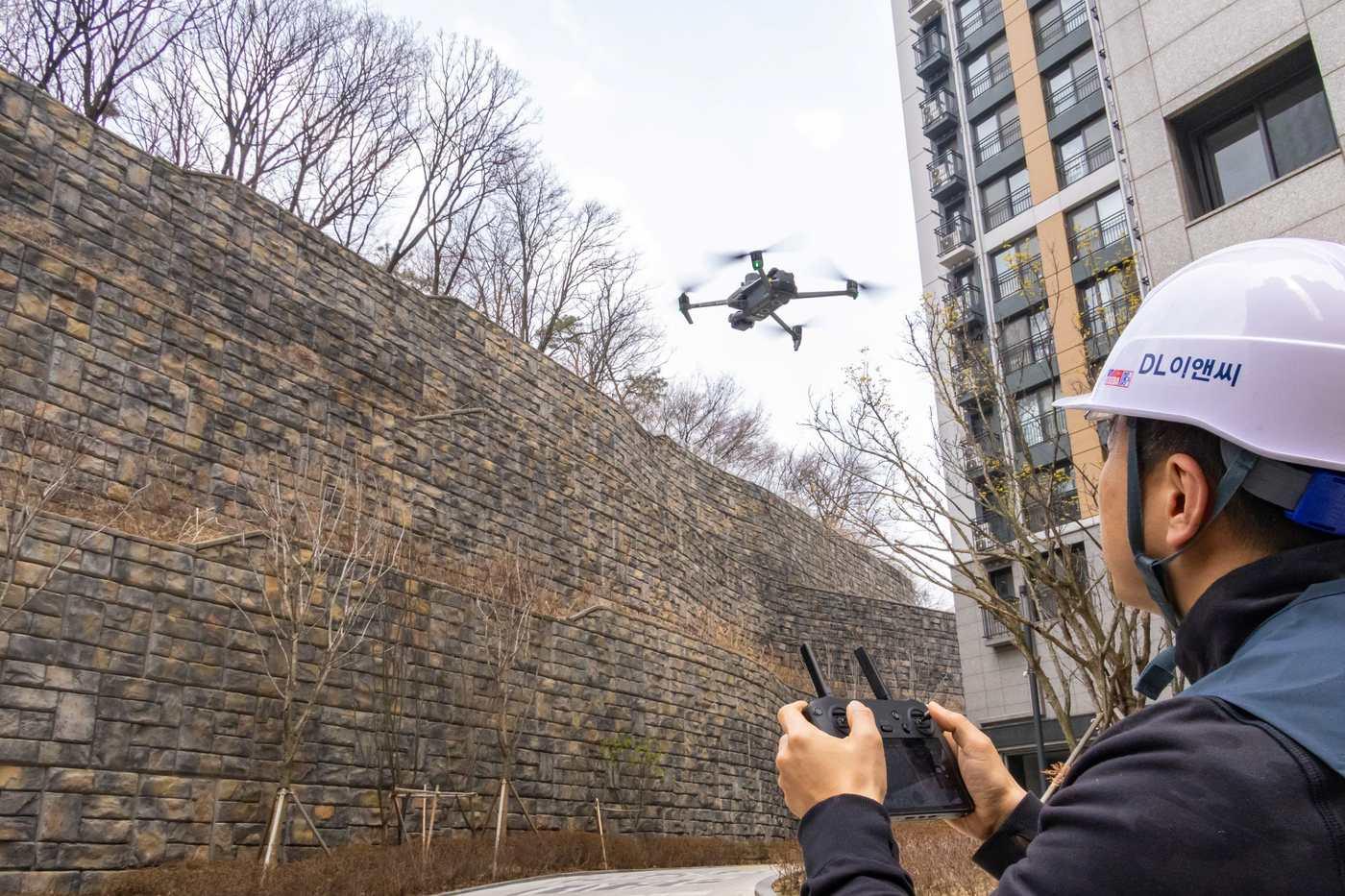 본문 이미지 - 드론을 활용해 공용부 품질점검하는 모습.(DL이앤씨 제공) / 뉴스1 ⓒ News1