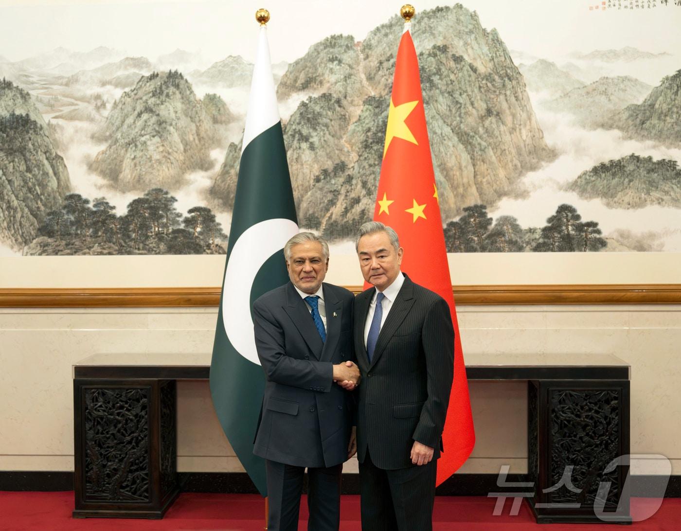 본문 이미지 - 왕이 중국 공산당 정치국 위원 겸 외교부장과 이샤크 다르 파키스탄 부총리 겸 외무장관이 31일 중국 베이징에서 회담했다. 2026.3.31 ⓒ 신화=뉴스1