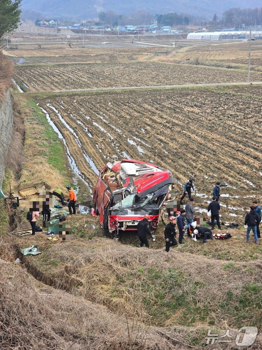 본문 이미지 - 음성 통근버스 사고 현장.(충북소방본부 제공. 재판매 및 DB금지)