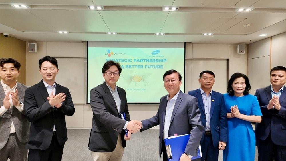 본문 이미지 - 베트남 호치민시 소재 CJ빌딩에서 이종훈 CJ대한통운 경영지원실장(왼쪽에서 세 번째), 응우엔 탄 빈(Nguyen Thanh Binh) 제마뎁 CEO(왼쪽에서 네 번째)와 양사 관계자들이 제마뎁 물류-해운 지분거래 계약 체결식에서 기념사진을 찍고 있다.(CJ대한통운 제공)