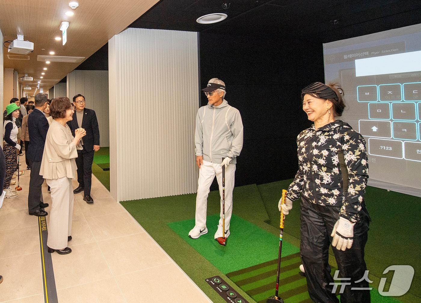 본문 이미지 - 지난달 31일 준공식에서 박희영 용산구청장이 주민들과 이야기를 나누고 있다.(용산구 제공)