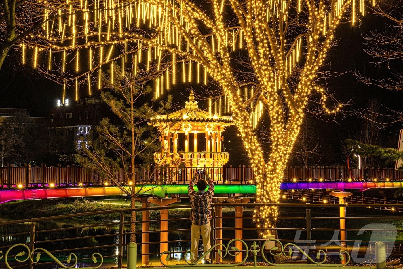 본문 이미지 - 충북 괴산군 괴산읍을 가로지르는 동진천 '오작교'가 지난 31일 밤 야간 경관조명으로 황홀한 야경을 선사하고 있다.(괴산군 제공).2026.4.1 ⓒ 뉴스1 이성기 기자