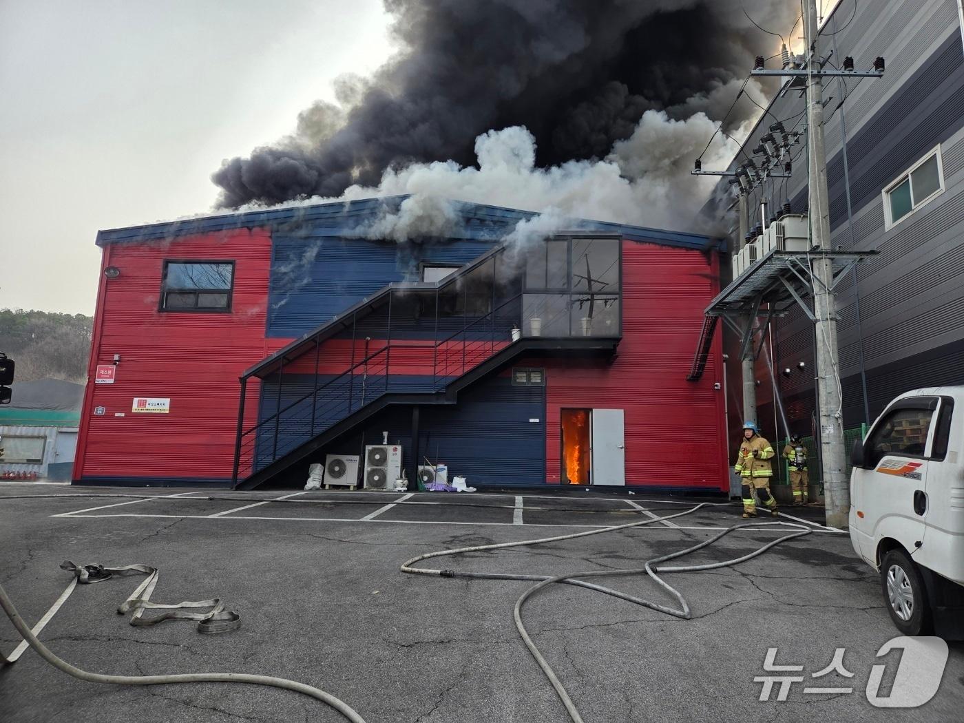 본문 이미지 - 파주 공장 화재 현장.(경기도북부소방재난본부 제공. 재판매 및 DB 금지)/뉴스1