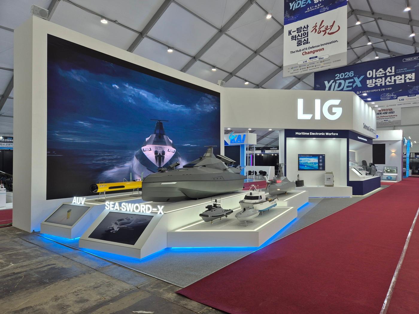 본문 이미지 - 2026 이순신 방위산업전 전시장에 마련된 LIG D&A 부스 전경. (LIG D&A 제공)