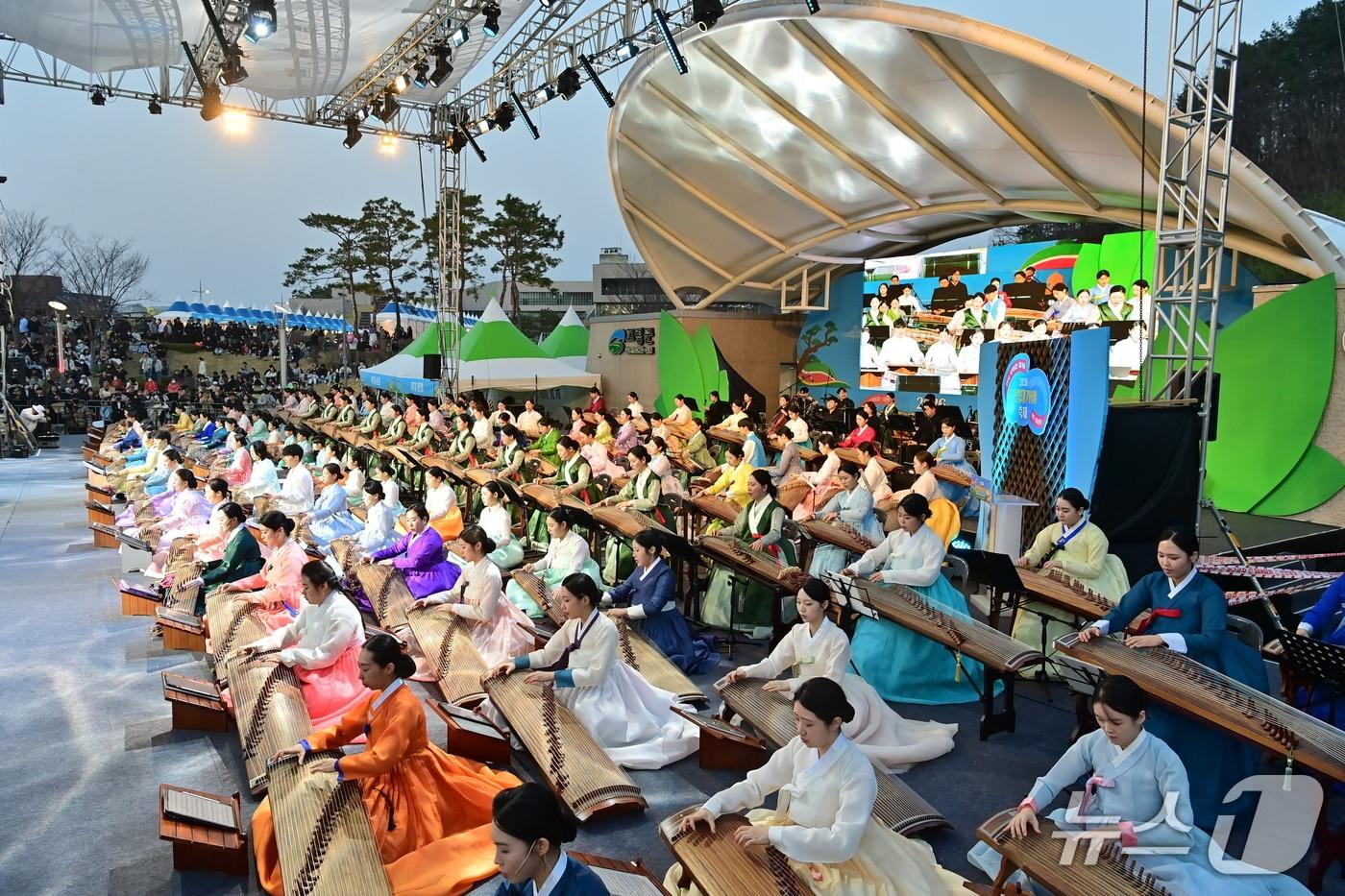 본문 이미지 - 고령 대가야축제 100대 가야금 콘서트 장면(고령군 제공. 재판매 및 DB금지)/뉴스1