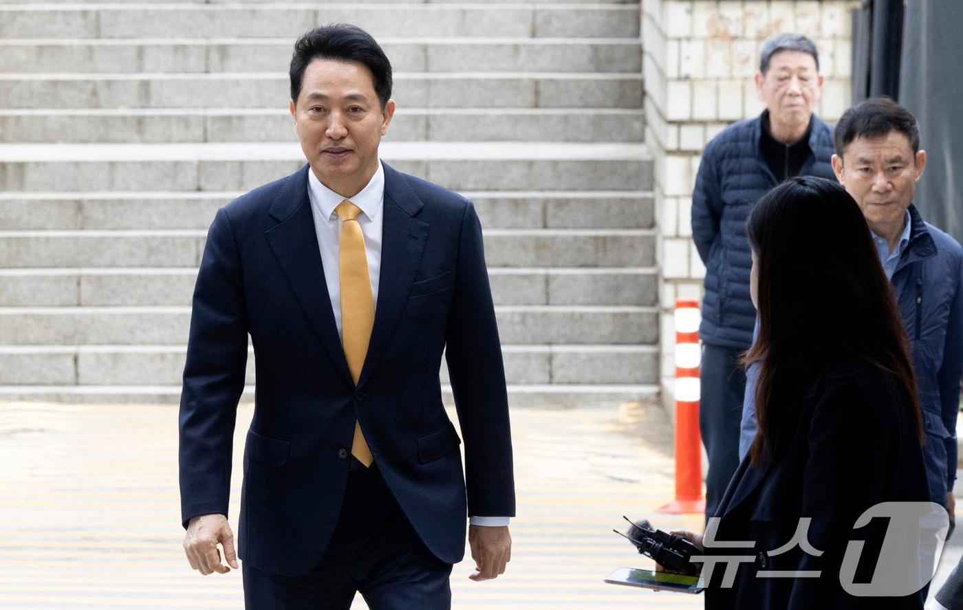 본문 이미지 - 정치자금법 위반 혐의를 받는 오세훈 서울시장이 1일 서울 서초구 서울중앙지방법원에서 열린 여론조사 대납 의혹 사건 1심 속행 공판에 출석하고 있다.  2026.4.1 ⓒ 뉴스1 최지환 기자