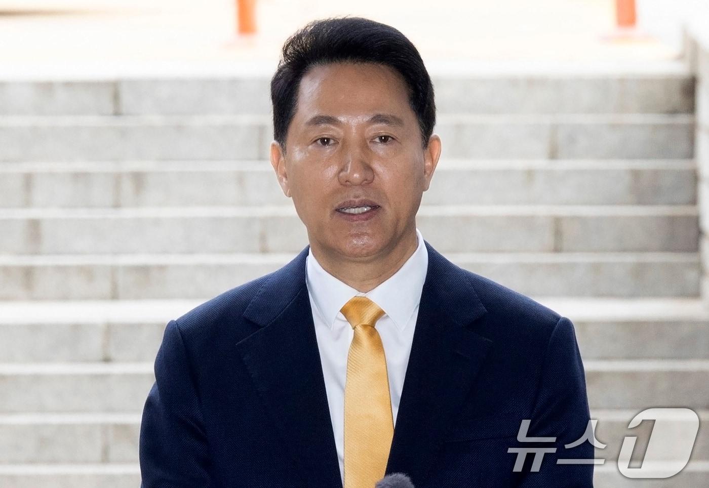 본문 이미지 - 정치자금법 위반 혐의를 받는 오세훈 서울시장이 1일 서울 서초구 서울중앙지방법원에서 열린 여론조사 대납 의혹 사건 1심 속행 공판에 출석하며 취재진 질문에 답변하고 있다.  2026.4.1 ⓒ 뉴스1 최지환 기자