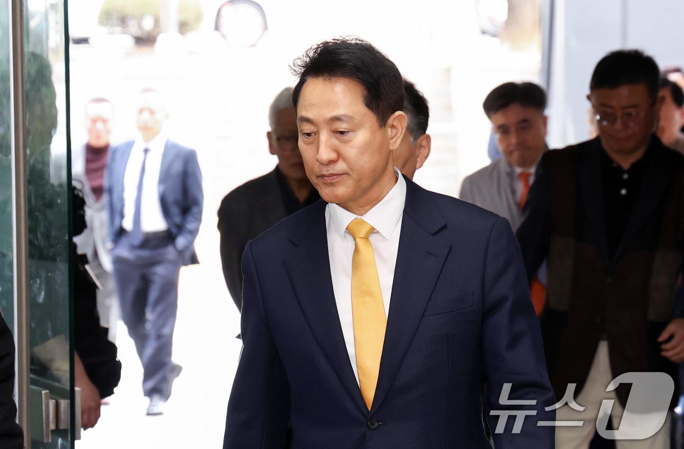 본문 이미지 - 정치자금법 위반 혐의를 받는 오세훈 서울시장이 1일 서울 서초구 서울중앙지방법원에서 열린 여론조사 대납 의혹 사건 1심 속행 공판에 출석하고 있다. 2026.4.1 ⓒ 뉴스1 최지환 기자