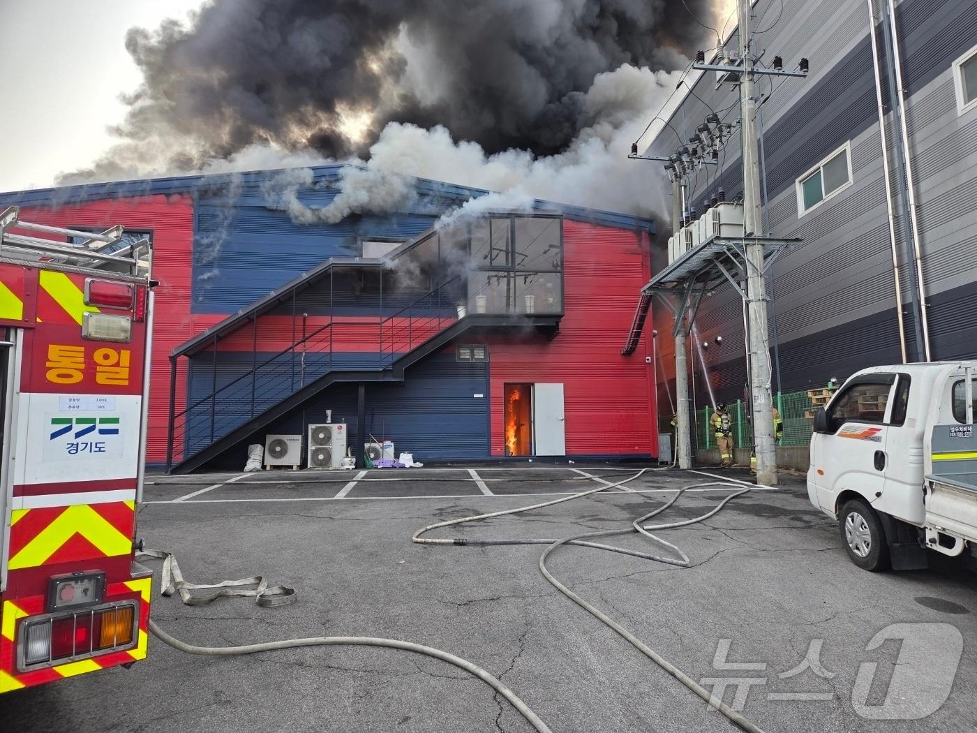 본문 이미지 - 1일 오전 8시 15분께 경기 파주시 파주읍 한 공장에서 불이 나 소방 당국이 대응 1단계를 발령하고 진화 작업을 하고 있다. 이 화재로 현재까지 1명이 중상을 입었다.(경기도북부소방재난본부 제공. 재판매 및 DB 금지) 2026.4.1 ⓒ 뉴스1 양희문 기자