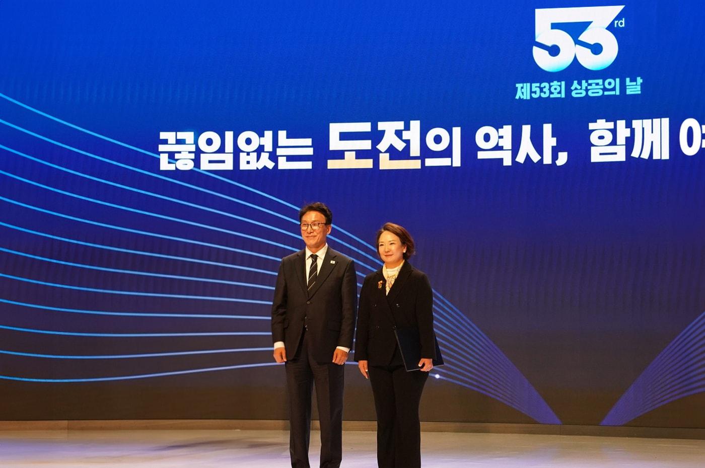 본문 이미지 - 깨끗한나라(004540)는 지난달 31일 대한상공회의소 국제회의장에서 열린 '제53회 상공의 날' 기념식에서 최현수 회장이 대통령 표창을 수상했다고 1일 밝혔다.(깨끗한나라 제공)