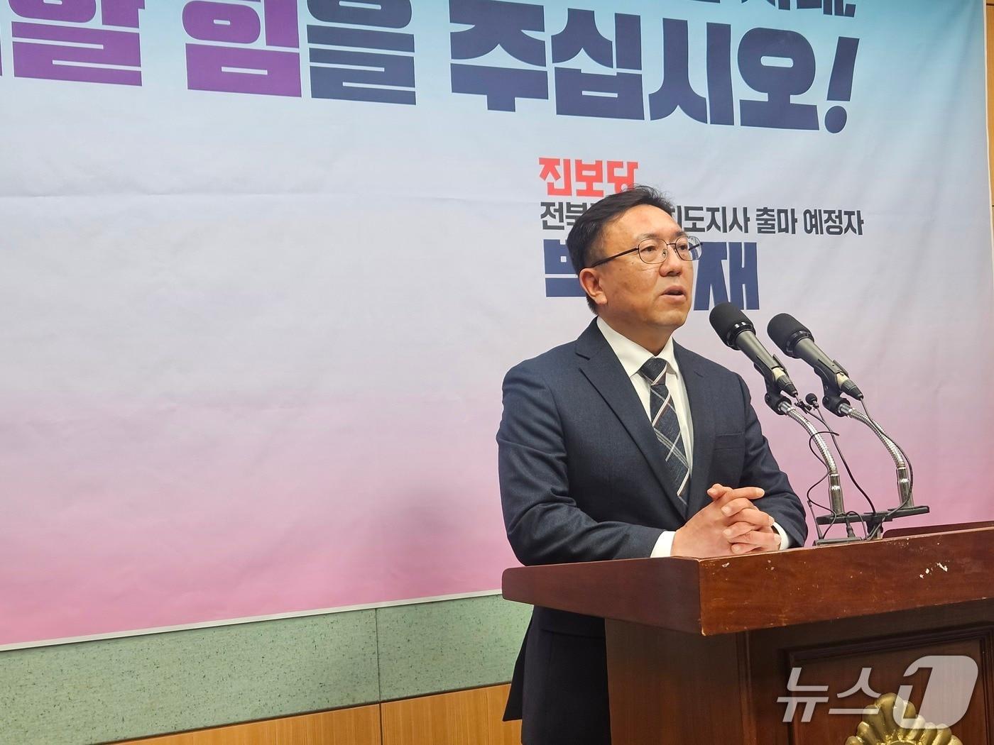 본문 이미지 - 1일 전북도지사에 출마한 백승재 진보당 예비후보가 전북도의회 브리핑룸에서 기자회견을 갖고 있다.2026.4.1/뉴스1
