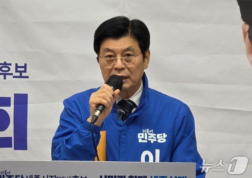 본문 이미지 - 1일 세종시청에서 제2국립중앙의료원 세종시 유치 구상을 밝히는 이춘희 세종시장 예비후보. / 뉴스1