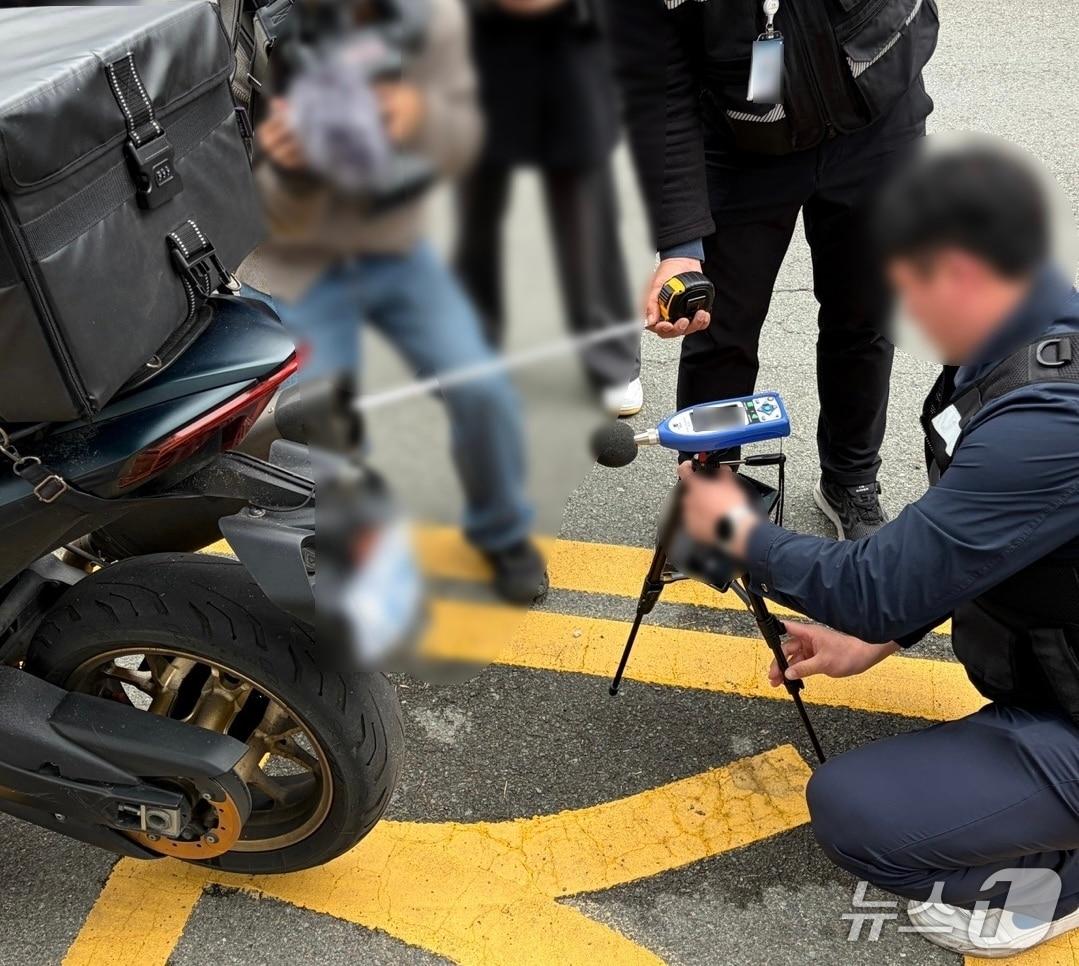 본문 이미지 - 31일 부산 경찰이 부산 부산진구 서면교차로 인근에서 이륜차 광역단속을 실시하고 있다.(부산경찰청 제공. 재판매 및 DB 금지)