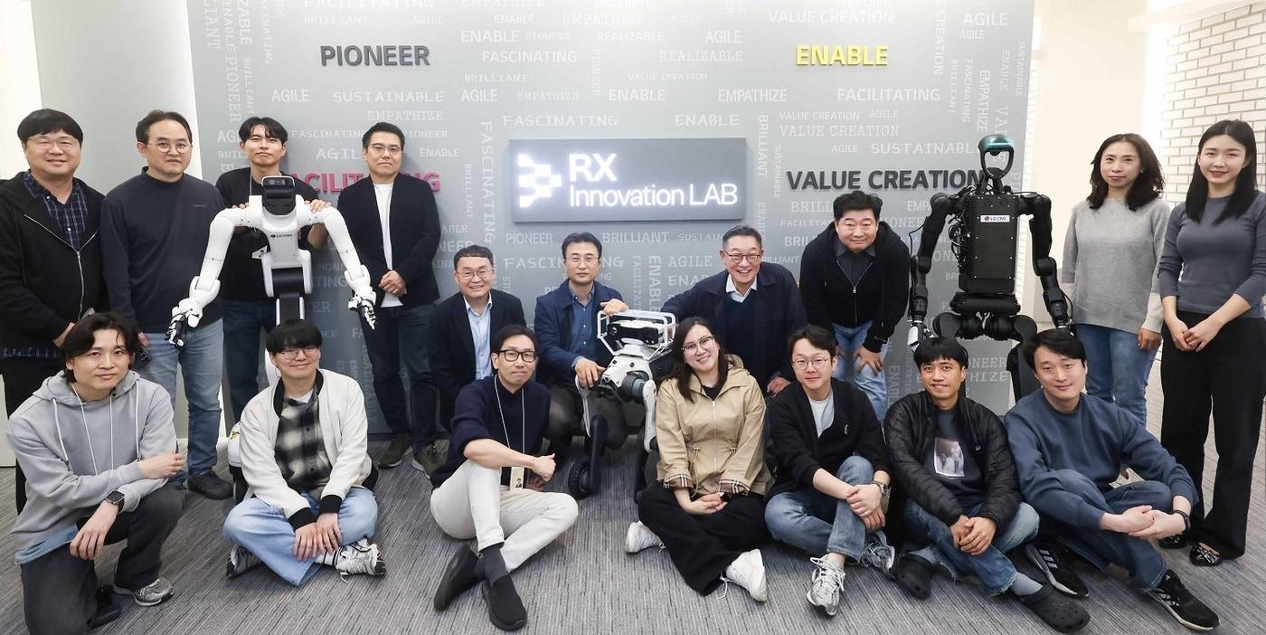 본문 이미지 - LG CNS RX 이노베이션 랩 출범식에서 임직원들이 기념사진을 촬영하고 있다.(LG CNS 제공)