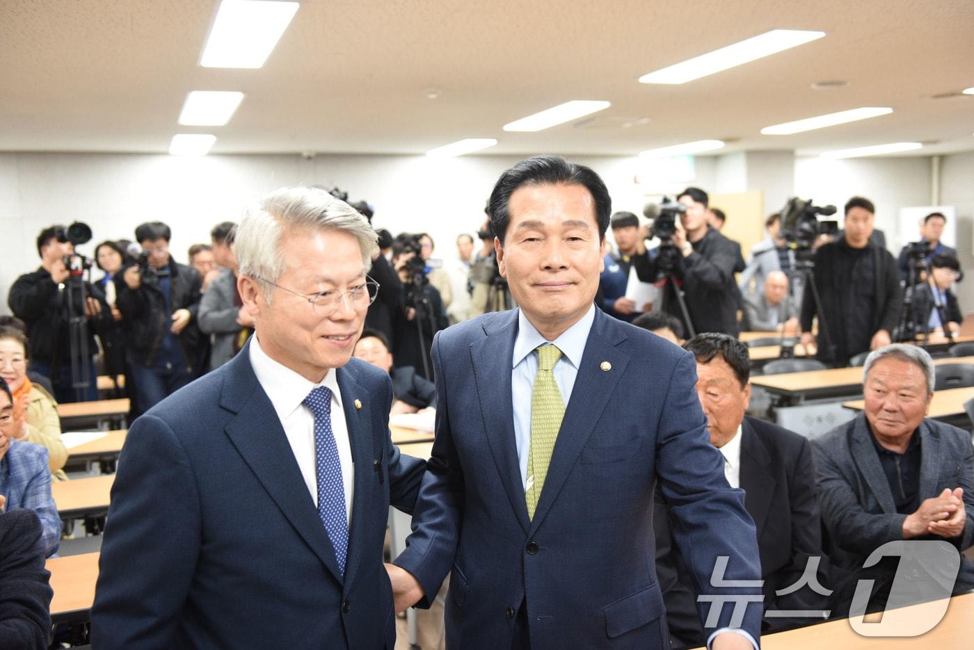 본문 이미지 - 더불어민주당 전남광주통합특별시장 경선에 참여하는 민형배 후보와 주철현 후보가 1일 단일화를 위해 기자회견장에 입장하고 있다. 2026.4.1 ⓒ 뉴스1 김성준 기자