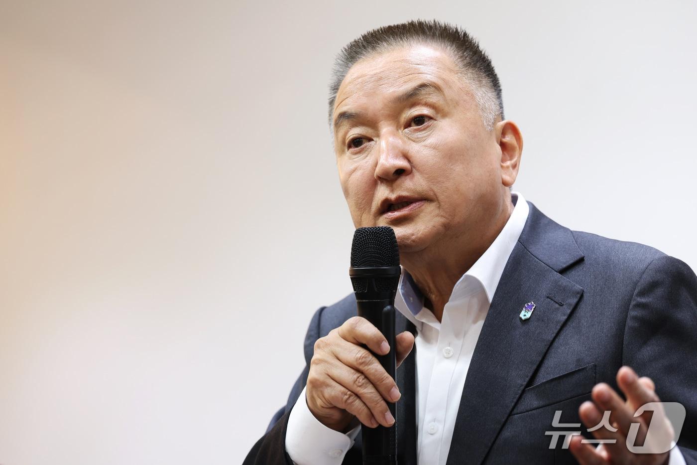 본문 이미지 - 김영환 충북지사가 1일 도청 브리핑룸에서 공천 배제 효력정지 가처분 인용과 관련한 입장을 밝히고 있다. (충북도 제공. 재판매 및 DB금지)