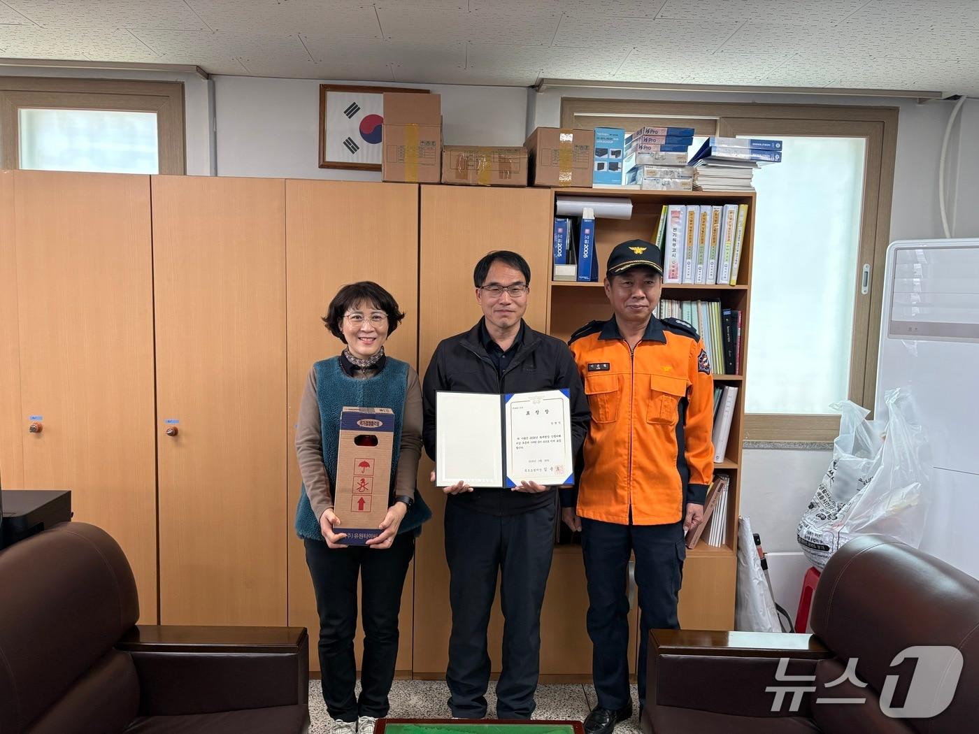 본문 이미지 - 지난달 26일 전남소방본부가 목포 화재 현장에서 초기 대응으로 피해 확산을 막은 시민 3명에게 소방서장 표창을 수여했다. (전남소방본부 제공. 재판매 및 DB 금지)