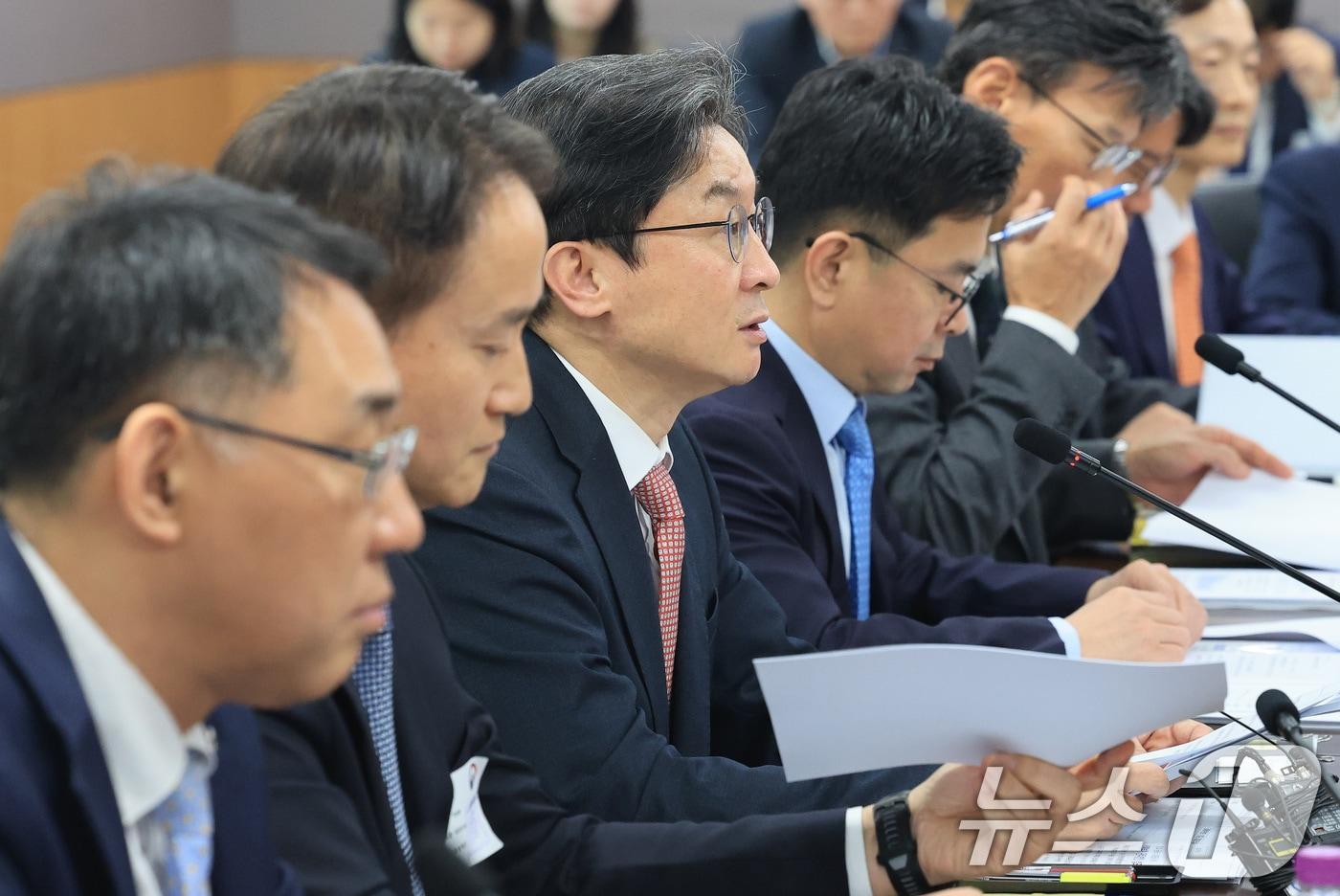 본문 이미지 - 이억원 금융위원회 위원장이 1일 서울 종로구 정부서울청사에서 열린 가계부채 점검회의에서 모두발언을 하고 있다. 2026.4.1 ⓒ 뉴스1 임세영 기자