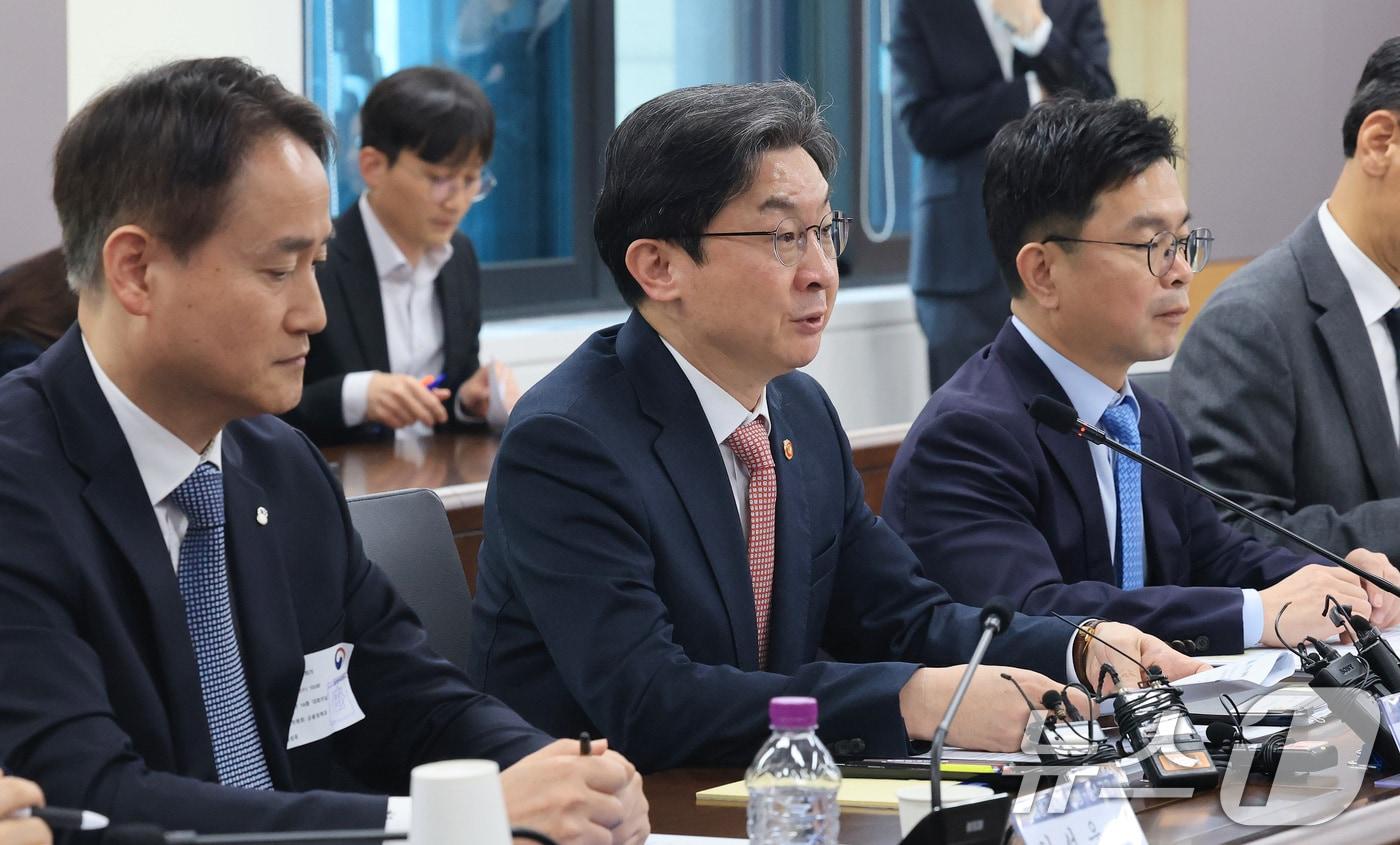 본문 이미지 - 이억원 금융위원장이 1일 서울 종로구 정부서울청사에서 열린 가계부채 점검회의에서 모두발언을 하고 있다. 2026.4.1 ⓒ 뉴스1 임세영 기자