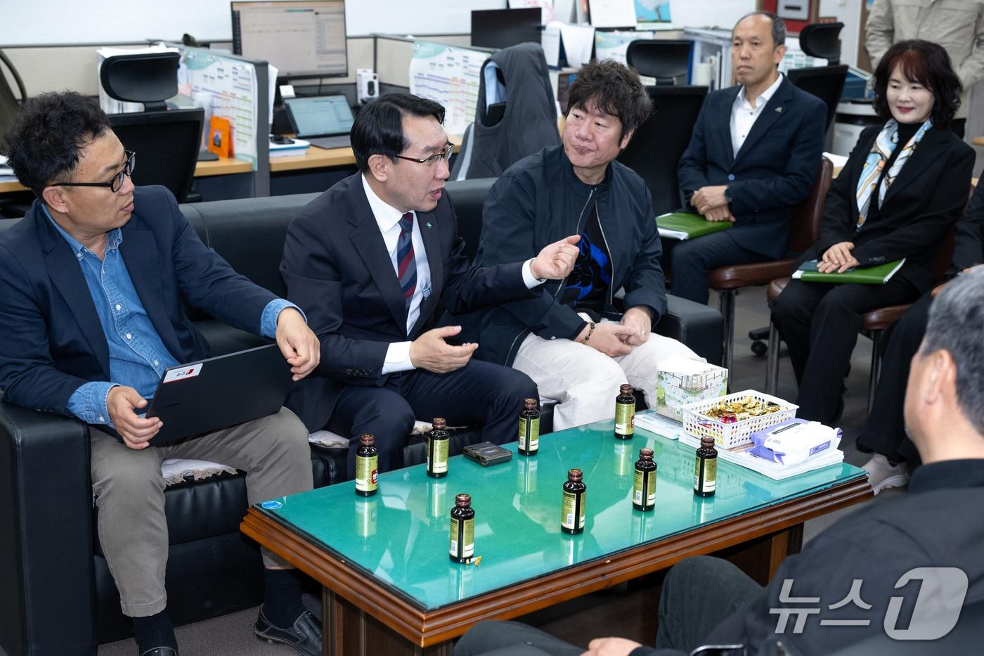 본문 이미지 - 최승환 제천시부시장(시장 대행)과 김찬향 시 문화복지국장의 4월 정례 기자간담회..2026.4.1/뉴스1 손도언 기자 