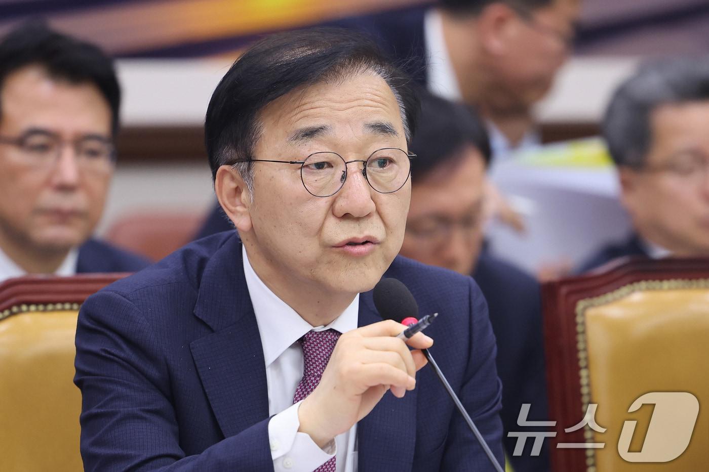 본문 이미지 - 김윤덕 국토교통부 장관이 1일 서울 여의도 국회에서 열린 국토교통위원회 전체회의에서 의원 질의에 답변하고 있다. 2026.4.1 ⓒ 뉴스1 신웅수 기자