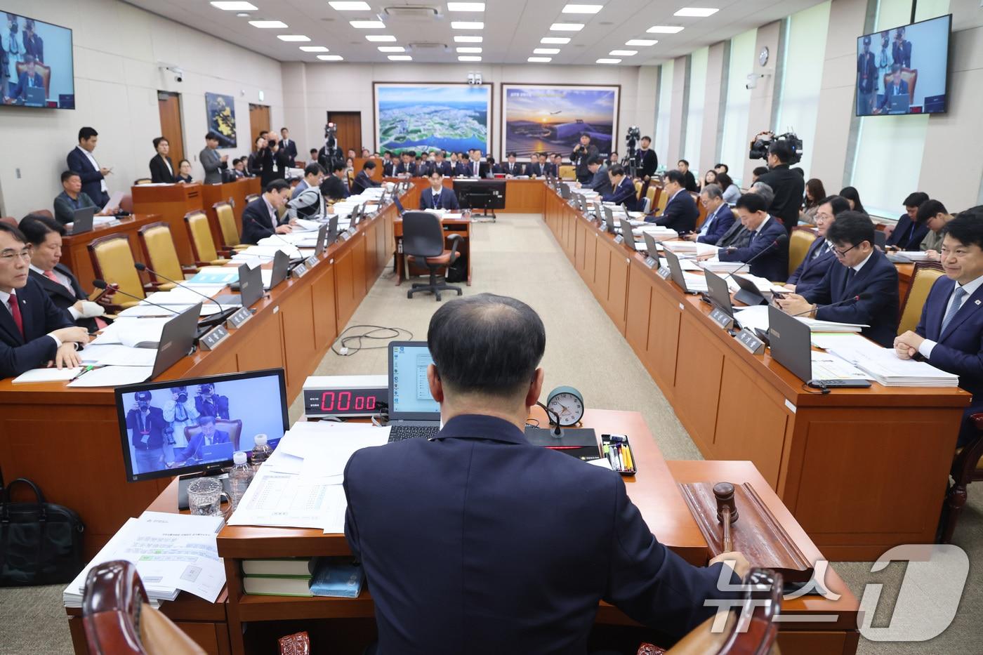 본문 이미지 - 맹성규 위원장이 1일 서울 여의도 국회에서 열린 국토교통위원회 전체회의에서 의사봉을 드리고 있다. 2026.4.1 ⓒ 뉴스1 신웅수 기자